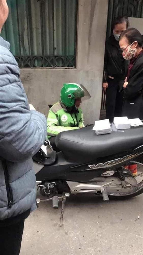 Anh shipper bật khóc giữa đường vì bị lừa 1,5 triệu ứng tiền giao tai nghe giả: Tiền đó là vay mượn của bạn mới đủ, vậy mà người ta nỡ lòng chiếm đoạt-3