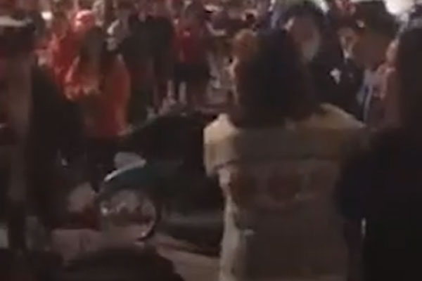 Nam sinh lớp 10 bị đánh hội đồng trong nhà vệ sinh trường học-2