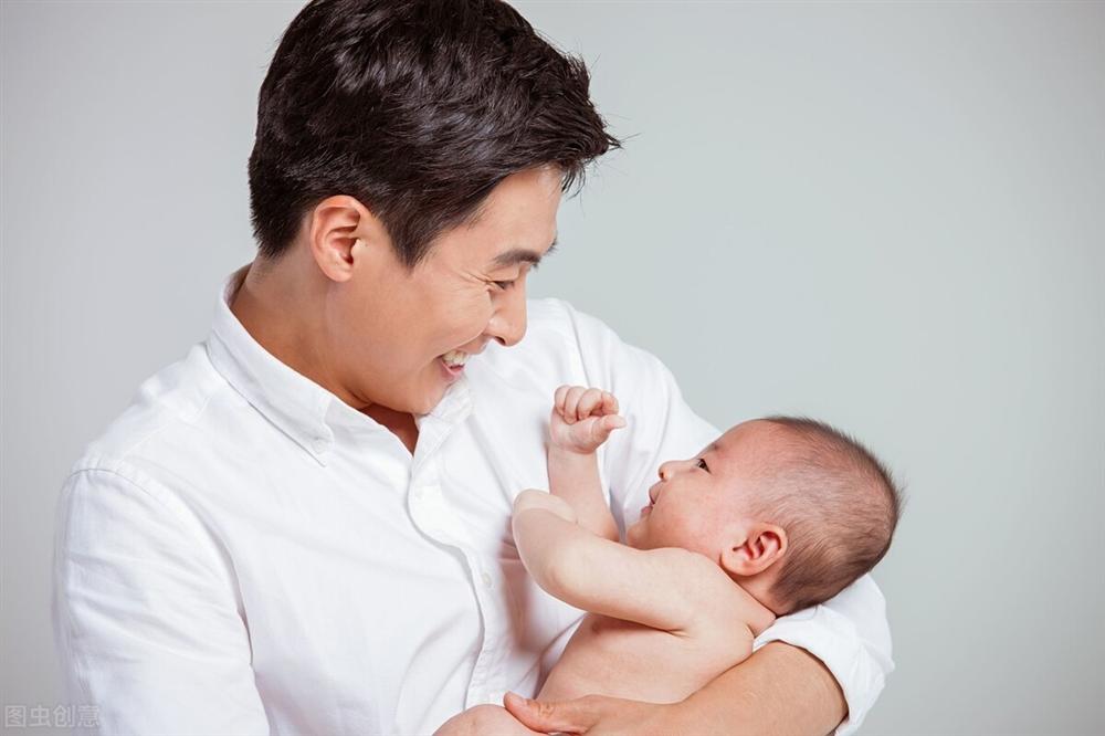 Tại sao trẻ sơ sinh giống bố khi mới chào đời nhưng lớn lên lại giống mẹ? Câu trả lời thật ấm lòng và hài hước-2