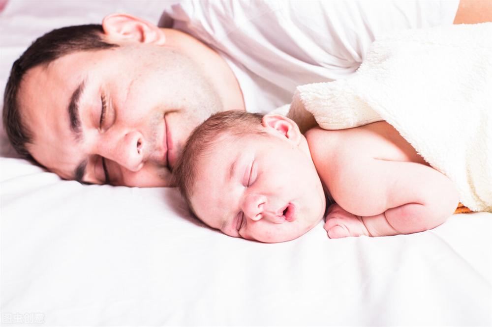 Tại sao trẻ sơ sinh giống bố khi mới chào đời nhưng lớn lên lại giống mẹ? Câu trả lời thật ấm lòng và hài hước-1