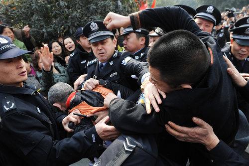 Con gái bị bắt cóc bỗng trở về nhà sau 5 năm, hàng xóm đến chúc mừng nhưng người cha lại lặng lẽ báo cảnh sát-4