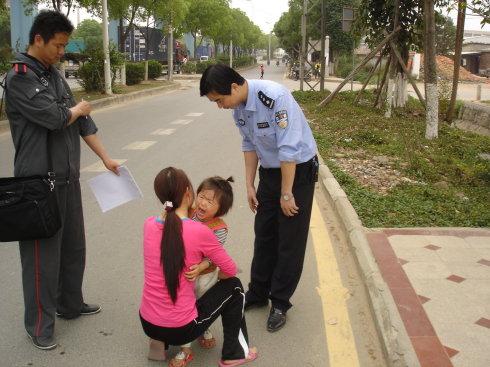 Con gái bị bắt cóc bỗng trở về nhà sau 5 năm, hàng xóm đến chúc mừng nhưng người cha lại lặng lẽ báo cảnh sát-7