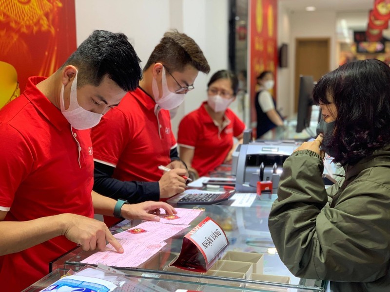 Giá vàng hôm nay 26/12: Tăng suốt tuần, áp sát 56 triệu/lượng-1