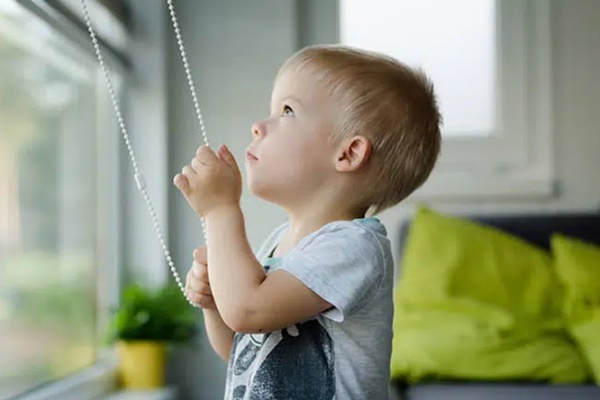 Nghịch ngợm cắm thìa kim loại vào trong ổ điện, bé trai 2 tuổi bị điện giật tử vong-4