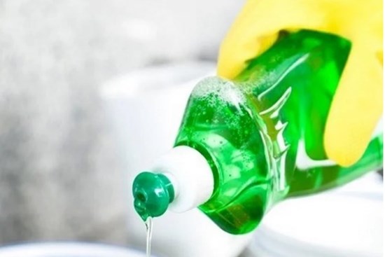 Đổ nước rửa bát lên quần áo, bạn sẽ thấy điều bất ngờ xảy ra