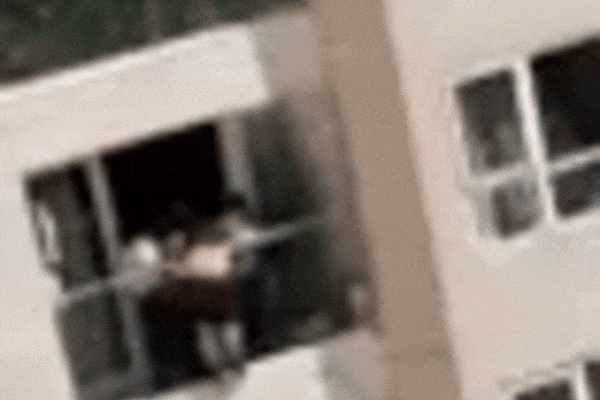 Clip: Thót tim khoảnh khắc người phụ nữ bị chiếc container quay đầu ẩu nuốt gọn vào gầm-2