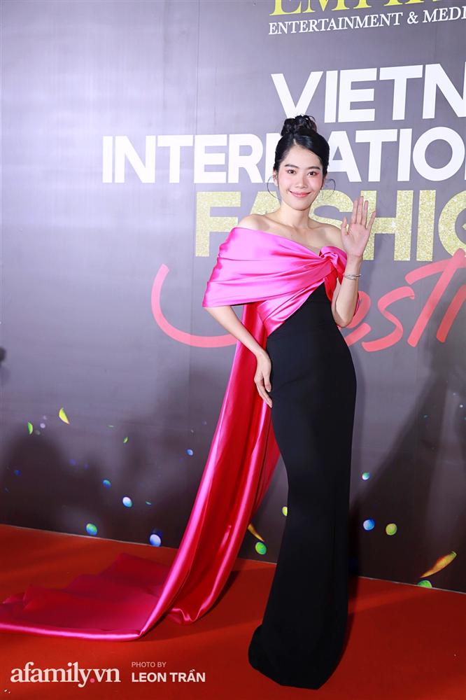 Nam Em mặc giống Đỗ Mỹ Linh, nhưng từ kiểu trang điểm cho đến thần thái đều khó có thể bì nổi-1