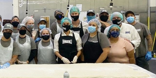 Nhìn lại năm 2020 dứt áo ra đi của nhà Meghan Markle: Bị không ít người chỉ trích, quay lưng, nhưng gặt hái không ít thành công-9