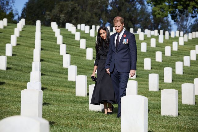 Nhìn lại năm 2020 dứt áo ra đi của nhà Meghan Markle: Bị không ít người chỉ trích, quay lưng, nhưng gặt hái không ít thành công-16