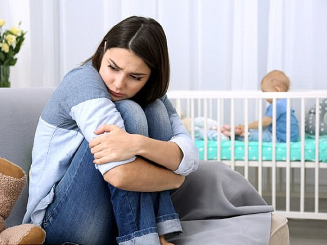 Vô tình thấy chị dâu pha sữa cho con uống mà tôi tái mặt, vội bế con về gấp-1