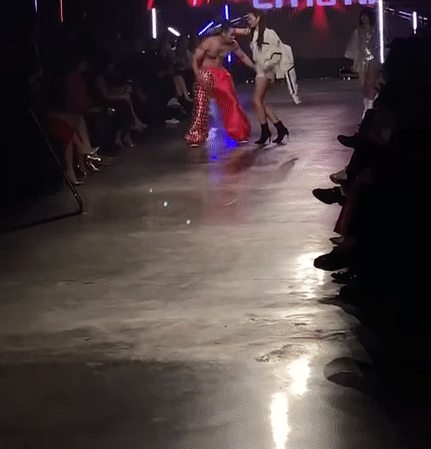Thanh Tâm catwalk loạng choạng té trên sàn diễn: Dân mạng tranh cãi là chiêu trò dàn dựng-5