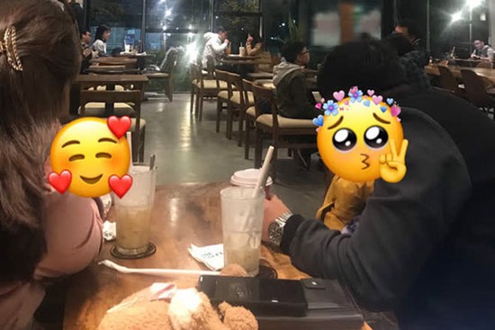 Đưa gia đình đến quán cafe, ông bố chỉ làm hành động nhỏ liền được khen cách dạy con, bảo sao con gái nhìn dễ thương quá!
