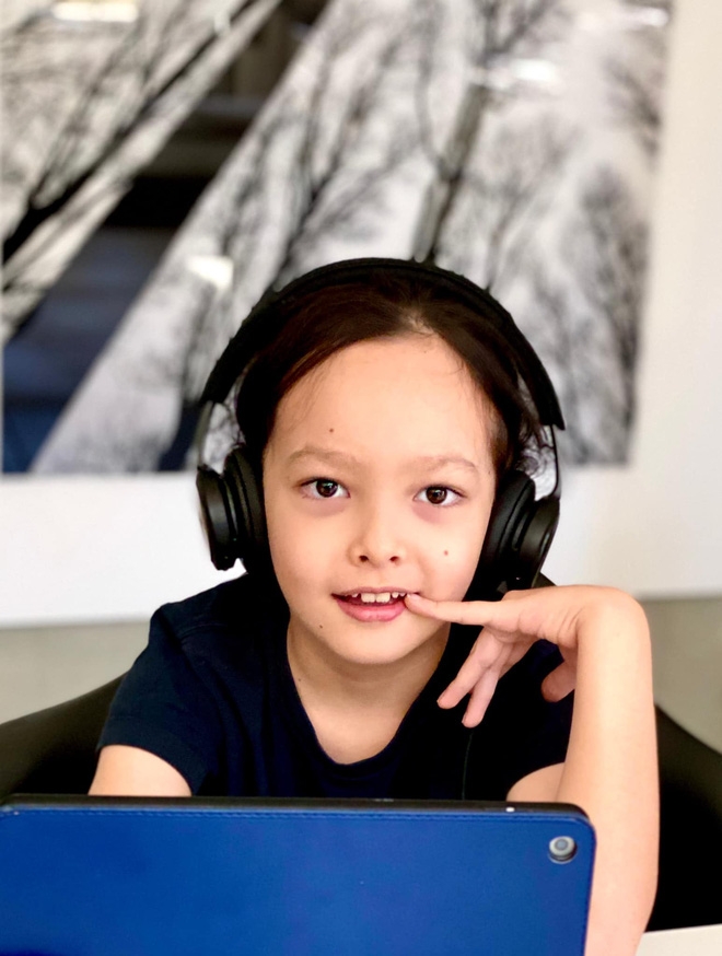 Cặp nhóc tỳ sinh đôi của Hồng Nhung: 8 tuổi thạo 3 thứ tiếng, được cho học toàn môn thượng lưu, xem học phí mỗi năm mà choáng-2