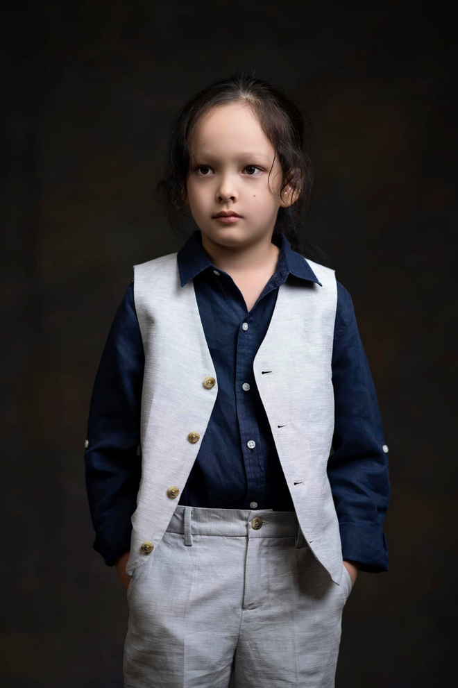 Cặp nhóc tỳ sinh đôi của Hồng Nhung: 8 tuổi thạo 3 thứ tiếng, được cho học toàn môn thượng lưu, xem học phí mỗi năm mà choáng-8