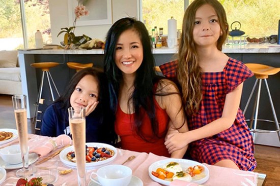 Cặp nhóc tỳ sinh đôi của Hồng Nhung: 8 tuổi thạo 3 thứ tiếng, được cho học toàn môn thượng lưu, xem học phí mỗi năm mà choáng