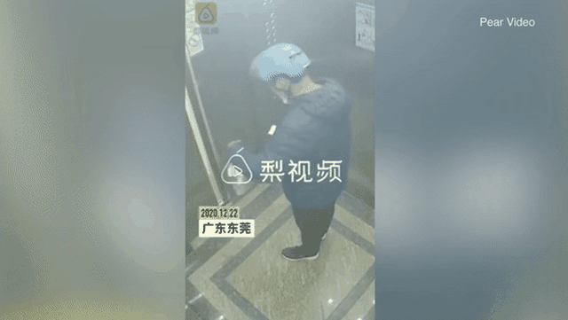 Phẫn nộ trước cảnh shipper nhổ nước bọt vào đồ ăn trước khi giao khách-2