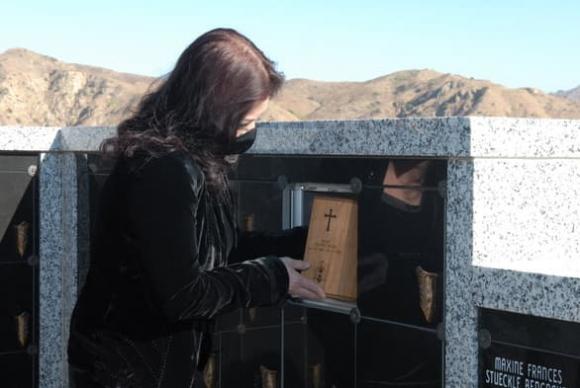 Chồng Thu Phương viếng mộ cố nghệ sĩ Chí Tài, tiết lộ có duyên với đàn anh quá cố-1