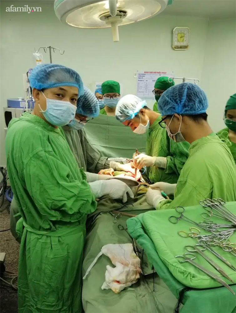 Kinh hoàng: Chồng đang tắm gặp tai nạn bị cây gỗ đâm xuyên từ mông lên bụng, vợ hốt hoảng gọi 15 người đến cứu-2