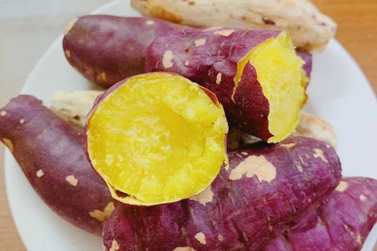 Hấp khoai lang bằng nước nóng hay nước lạnh mới ngon?