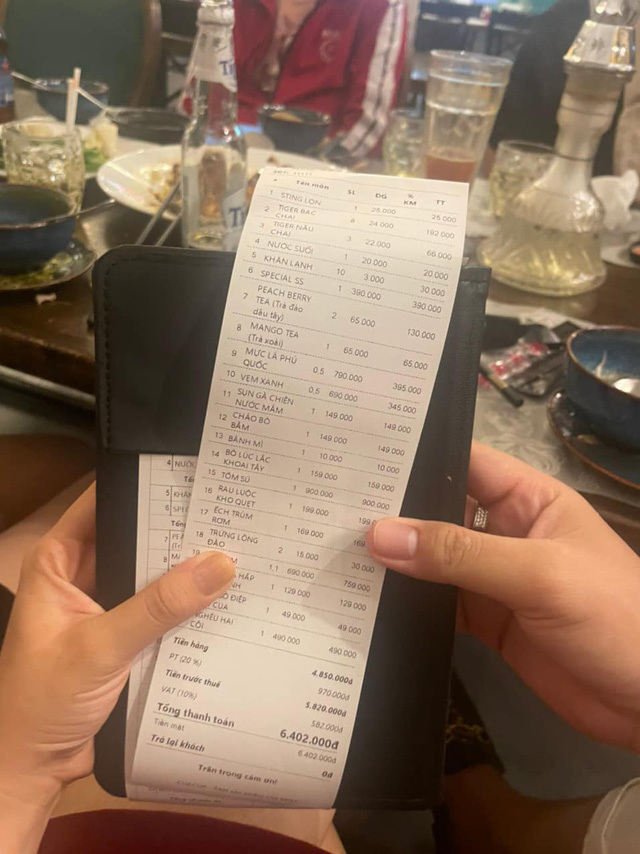 Khách hàng tố quán ăn Sài Gòn chém đẹp dịp Noel: Tiền ăn 4,8 triệu đồng, phụ thu gần 1 triệu, thuế VAT 10% tính trên tổng hóa đơn đã có phụ thu-3