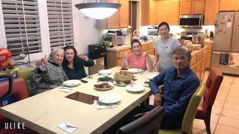 Bà xã cố NS Chí Tài xuất hiện sau đám tang chồng: Nấu lại món cá kho ông xã yêu thích nhất-1