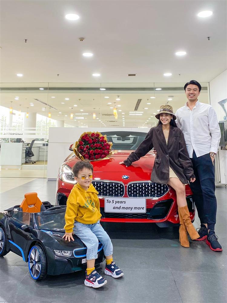 Ông xã ca nương Kiều Anh chơi lớn, tặng vợ xe bạc tỷ nhân dịp 5 năm ngày cưới, nhưng vóc dáng sau sinh của bà mẹ 2 con mới đáng chú ý-2