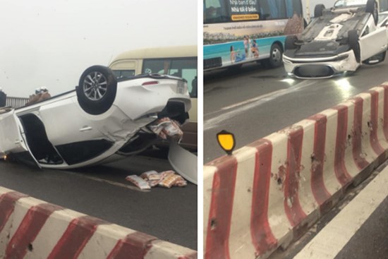 Hà Nội: Xe sang 4 chỗ hiệu Mazda đâm vào dải phân cách, lật ngửa trên cầu Vĩnh Tuy gây ùn tắc nghiêm trọng