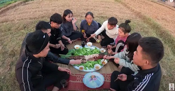 Miệt mài nấu món siêu to nhưng view vẫn cứ lẹt đẹt, dân mạng chỉ bà Tân Vlog cách làm mới mình, nghe thì ngược đời nhưng lại rất thuyết phục-3