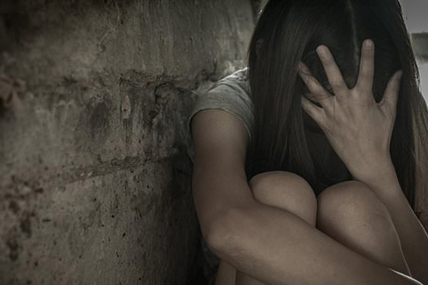 Đang ngủ thì chồng bị 5 người đàn ông bắt trói rồi chứng kiến cảnh vợ bị cưỡng hiếp trong đêm khuya gây chấn động dư luận-1