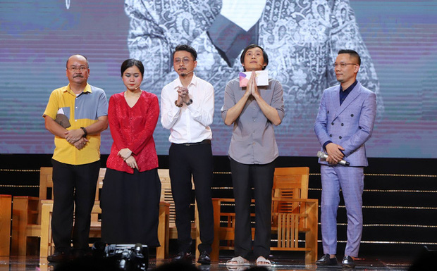 NS Hoài Linh lộ rõ vẻ ngoài tiều tuỵ, đôi mắt thâm quầng trong lần đầu đi diễn sau gần 20 ngày cố NS Chí Tài qua đời-7