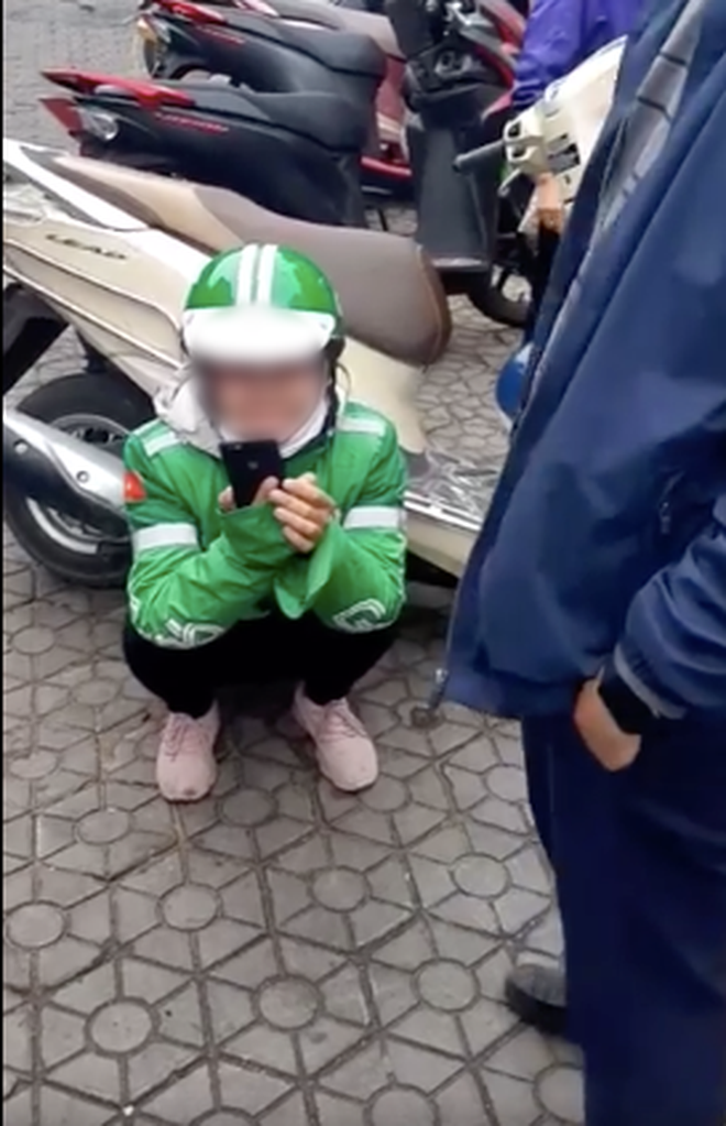 Nữ tài xế GrabBike ôm mặt khóc nức nở sau khi bị lừa mất điện thoại: Nó nói luyên thuyên gì ấy rồi bảo em cho mượn máy chụp mẫu-2