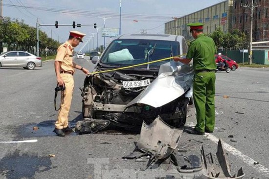 Tai nạn kinh hoàng giữa 3 ô tô trong khu công nghiệp ở Bình Dương