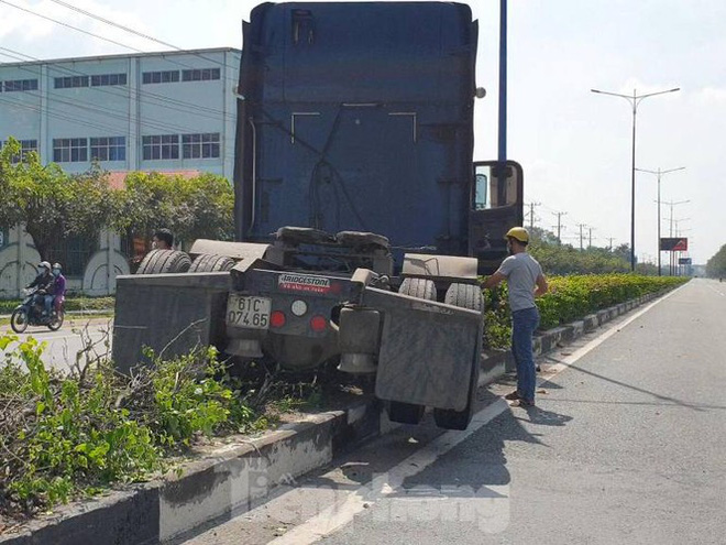 Tai nạn kinh hoàng giữa 3 ô tô trong khu công nghiệp ở Bình Dương-1