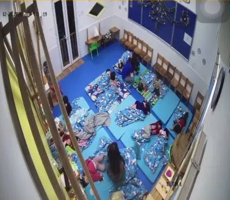 Vụ bé mầm non bị cô giáo nhốt ngoài cửa tưởng chừng đã kết thúc sau khi cô giáo bị kỷ luật, nhưng bất ngờ xảy ra diễn biến mới-1