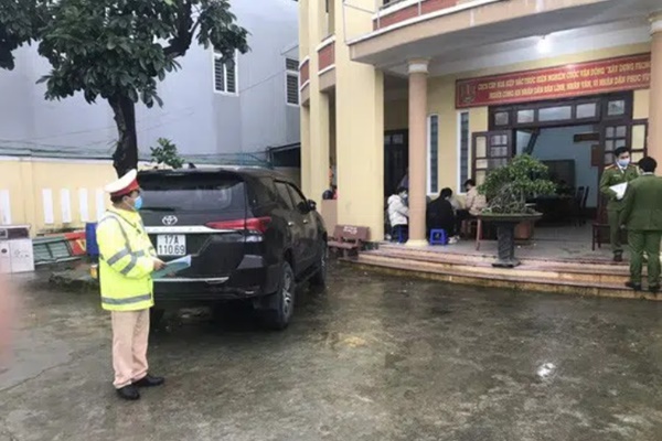 Khoảnh khắc siêu dễ thương của cán bộ khu cách ly ngày đầu năm mới: Yêu nước nhưng vẫn không quên yêu đời-4