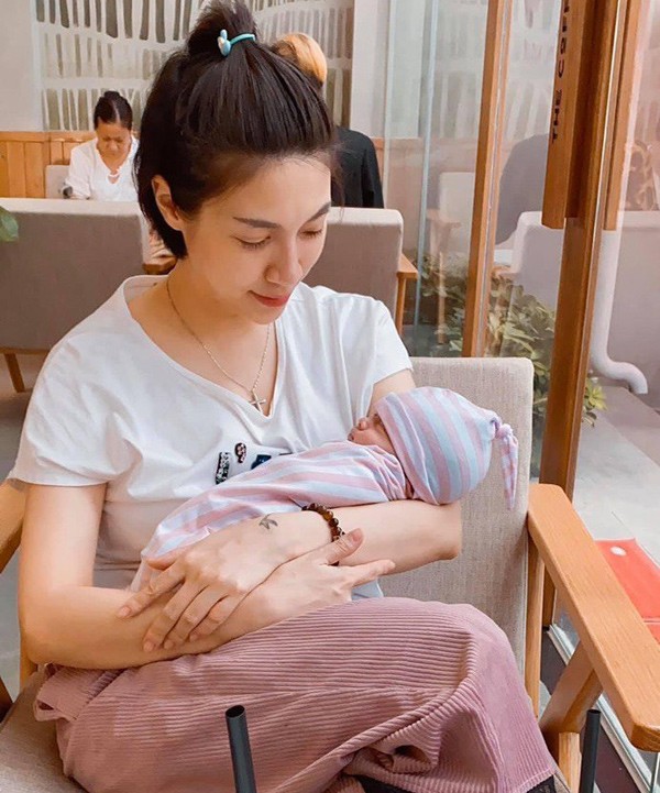 Sao Việt trầm cảm sau sinh: Nhã Phương sốc ngay tại bệnh viện, một nữ ca sĩ đã viết sẵn di chúc để tự tử-4