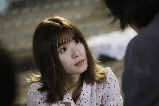 Nửa đêm đi công tác về, tôi hoảng hồn thấy vợ đang ôm một đứa bé lạ, càng choáng váng hơn với lời tuyên bố của cô ấy