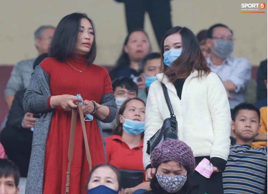 Viên Minh lần đầu tới sân cổ vũ Công Phượng sau khi làm đám cưới-1