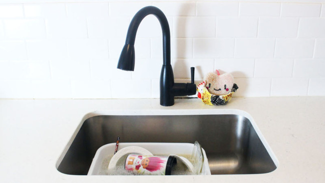 Có thể bạn không tin: Bồn rửa bát ở Anh chỉ có 1 ngăn và họ rửa bát trong nước rửa chén duy nhất 1 lần mà chẳng buồn dùng nước tráng lại-4