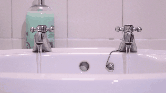 Có thể bạn không tin: Bồn rửa bát ở Anh chỉ có 1 ngăn và họ rửa bát trong nước rửa chén duy nhất 1 lần mà chẳng buồn dùng nước tráng lại-6