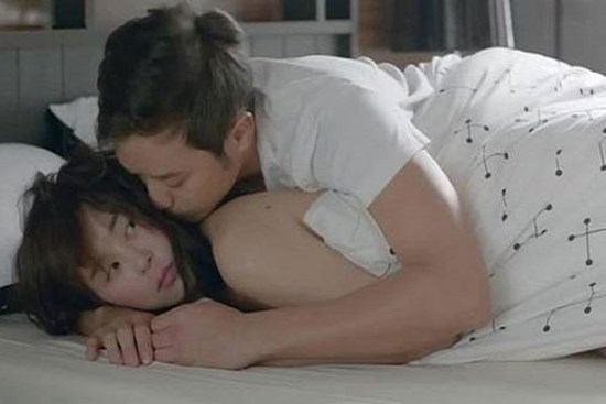 Quyết ly hôn cô vợ nằm liệt giường, vợ xin một đêm cuối mà sáng ra tôi xé đơn ngay