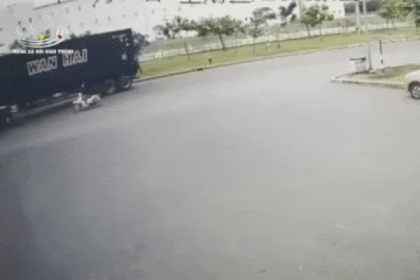 Clip: Thót tim khoảnh khắc người phụ nữ bị chiếc container quay đầu ẩu 