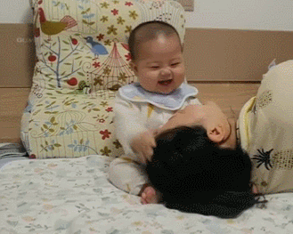 Bố và mẹ lần lượt ngả đầu vào lòng con, phản ứng một trời một vực của lũ trẻ khiến ông bố chỉ còn nước tan nát ruột gan-1
