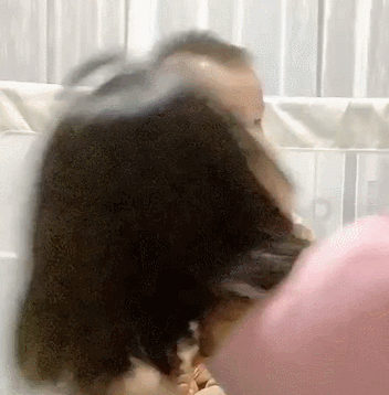 Bố và mẹ lần lượt ngả đầu vào lòng con, phản ứng một trời một vực của lũ trẻ khiến ông bố chỉ còn nước tan nát ruột gan-2