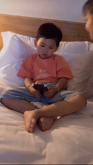 Bố và mẹ lần lượt ngả đầu vào lòng con, phản ứng một trời một vực của lũ trẻ khiến ông bố chỉ còn nước tan nát ruột gan-3