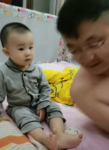 Bố và mẹ lần lượt ngả đầu vào lòng con, phản ứng một trời một vực của lũ trẻ khiến ông bố chỉ còn nước tan nát ruột gan-4