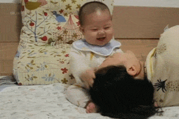 Bố và mẹ lần lượt ngả đầu vào lòng con, phản ứng một trời một vực của lũ trẻ khiến ông bố chỉ còn nước 