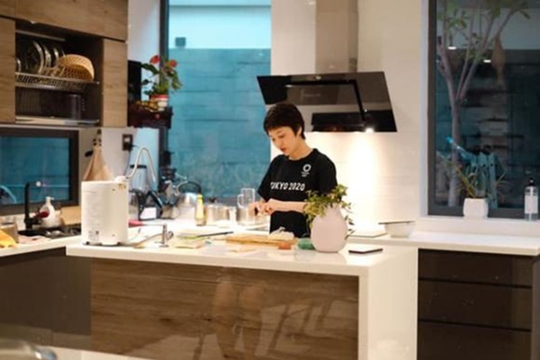 Nữ ca sĩ xinh đẹp còn hiếu thảo: Đi hát bao năm trời dành tiền xây nhà mặt phố tặng mẹ, nội thất sang xịn không chê vào đâu được!-14