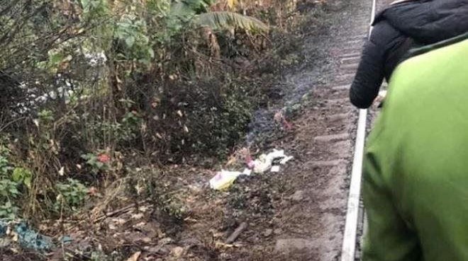 Thi thể bé trai sơ sinh bị bỏ bên đường tàu-1