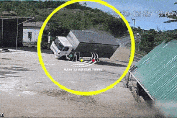 Khoảnh khắc ám ảnh: Ô tô tải đâm xe 16 chỗ lao xuống dốc rồi lật kinh hoàng, quét mọi thứ phía trước